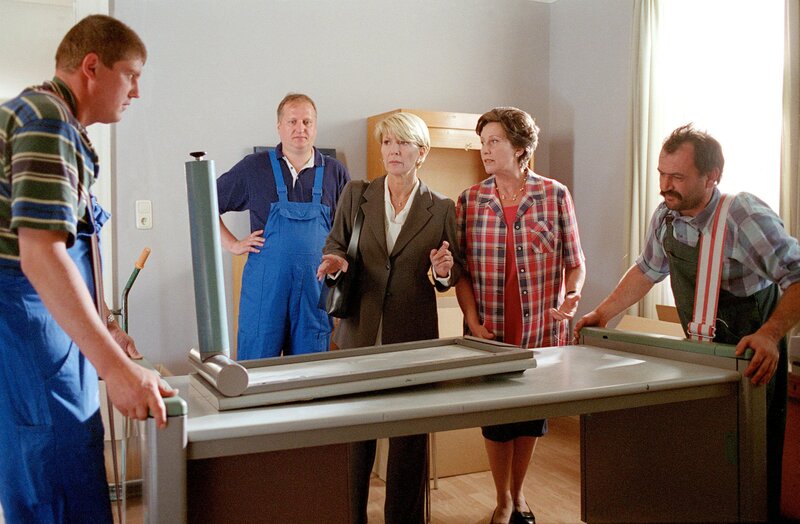 Das neue Büro im Landesgericht wird bezogen. Julia Laubach und Regine Beranek geben die letzten Anweisungen (v.li.: Christiane Hörbiger, Herta Schell). – Bild: ORF/​Petro Domenigg