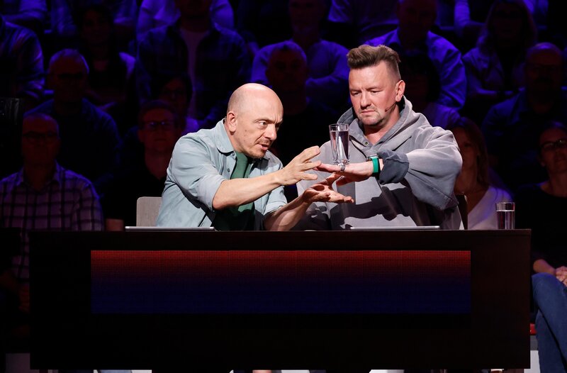 Rateteam-Kapitän Bernhard Hoëcker (l.) und Schlagersänger Ben Zucker (r.), versuchen, der richtigen Antwort näher zu kommen. – Bild: ARD/​NDR/​UFA SHOW & FACTUAL/​Morris Mac Matzen