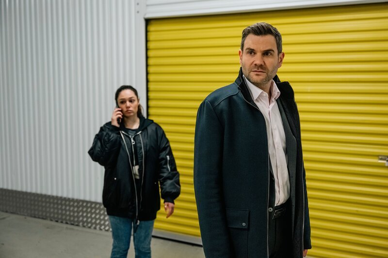 Ein Mann wurde tot in einer Self-Storage-Anlage aufgefunden. Am Tatort suchen Kommissare Jonas Fischer (Lukas Piloty, r.) und Amira Mahdi (Aylin Ravanyar, l.) nach Hinweisen. – Bild: ZDF und Martin Rottenkolber