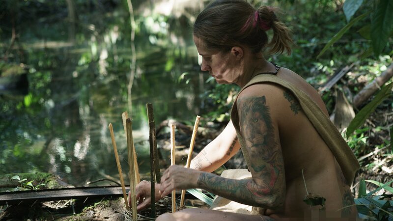 Sarah Wiley builds a basket. – Bild: Discovery Communications