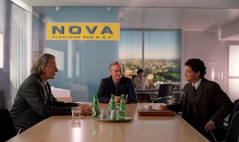 Sebastian Reidinger freut sich, ein gutes Angebot von einer neuen Firma zu bekommen (v.li.: Erich Schleyer, Bernhard Majcen, Fritz Karl). – Bild: ORF III