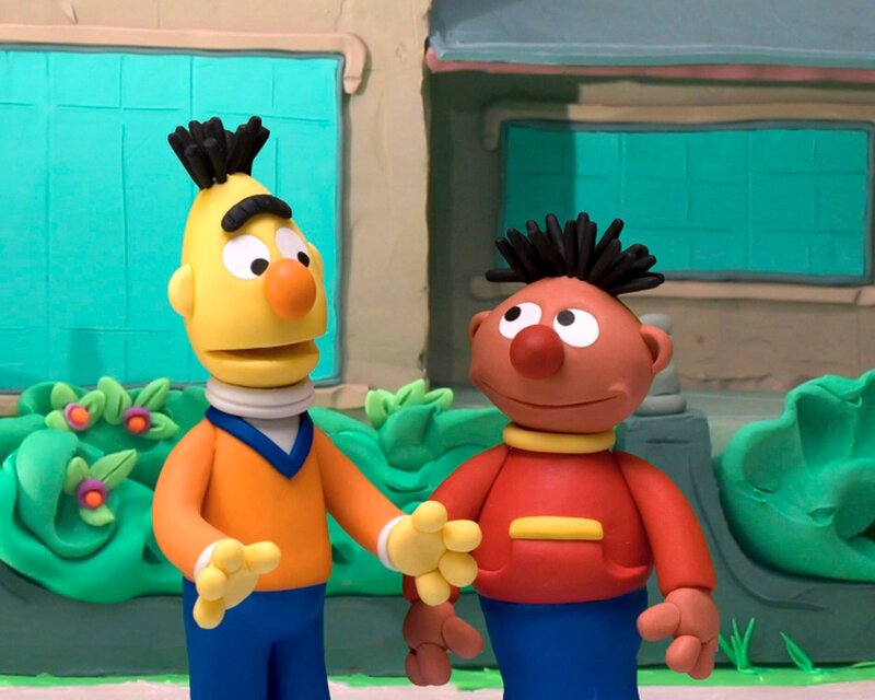 Ernie (re.) und Bert (li.) erleben im Land der Träume die unglaublichsten Abenteuer … – Bild: NDR/​Sesameworkshop