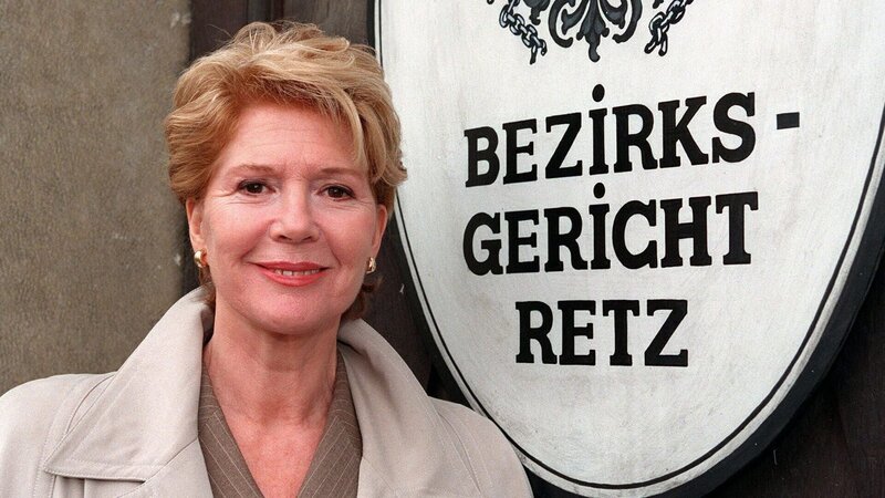 Julia Laubach (Christiane Hörbiger). – Bild: ORF/​Johannes Cizek