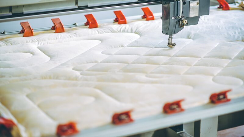 blanket factory production sewing machine production needle – Bild: Discovery /​ agnormark