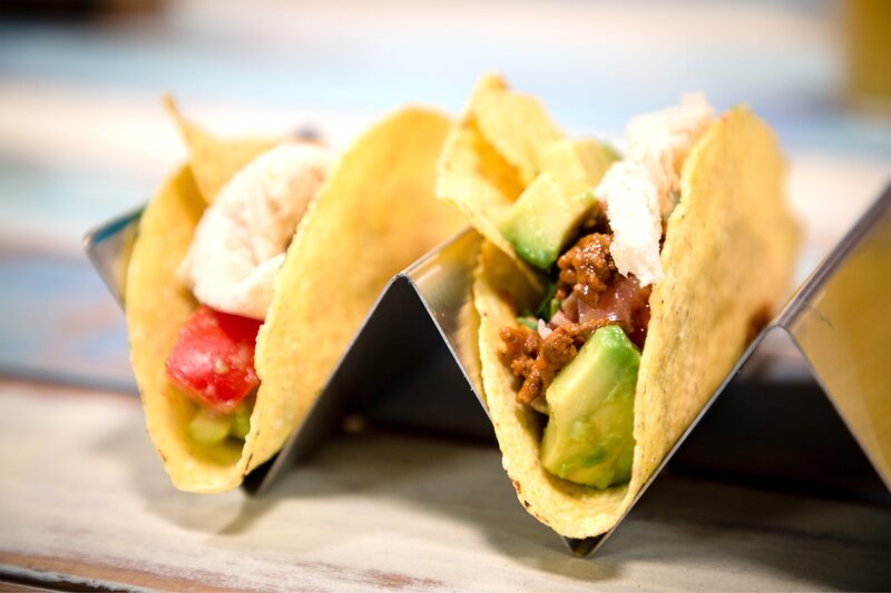 Mexikanische Tacos sind bei Kindern sehr beliebt. Drei Tacos gefüllt mit Salsa. – Bild: ZDF/​Rene Rothkopf