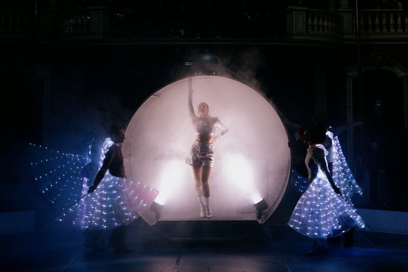 Katharina Gorgi (Lady Laurenza). – Bild: ORF/​Johann.Strauss-Festjahr GmbH/​Victoria Nazarova