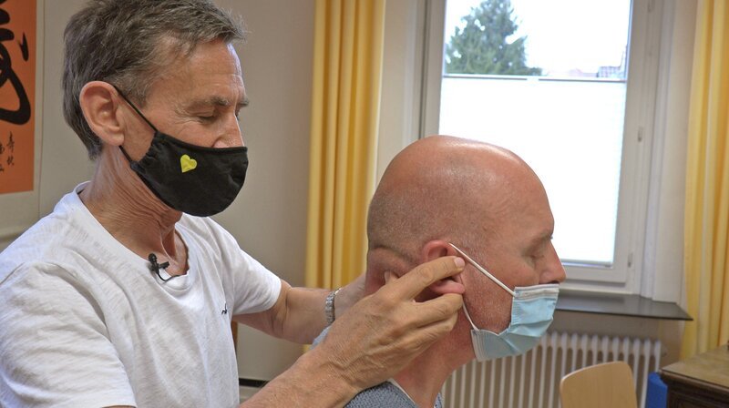 Dr. Kurt Mosetter praktiziert Myoreflex-Therapie. – Bild: SWR
