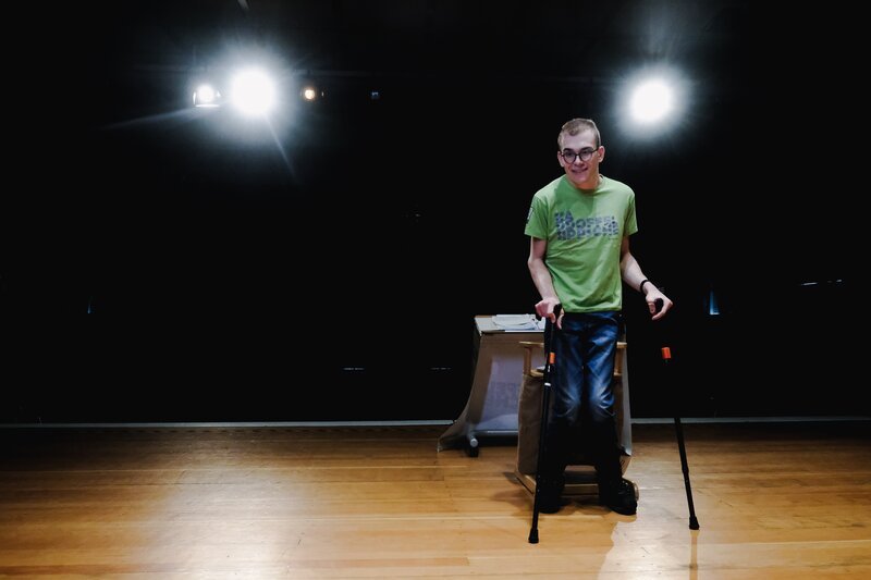 Kabarettist Luis Adam nimmt seine Behinderung auf die Schippe. – Bild: ZDF und Paul Tzschoppe