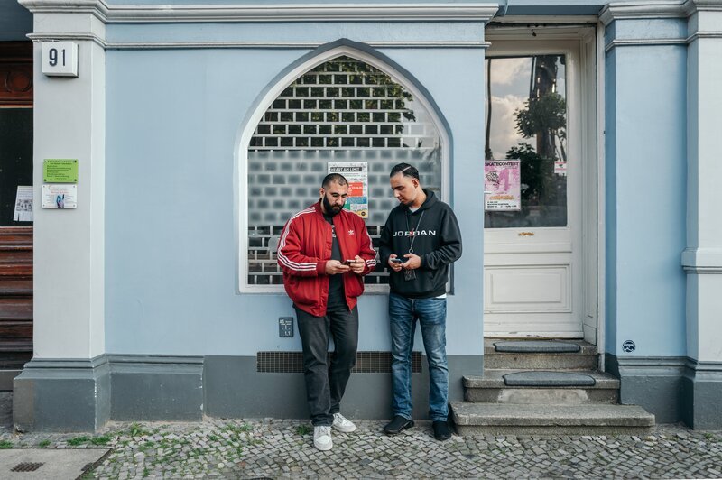 Streetworker Burak mit einem Jugendlichen vor dem Treffpunkt im Berliner Kiez Schöneberg. – Bild: Jens Gyarmaty /​ ZDF