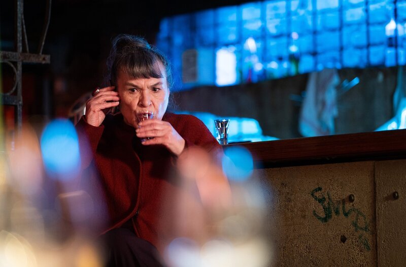 Dr. Ina Schulte (Isabell Gerschke) und Dr. Philipp Brentano (Thomas Koch) haben gerade erfahren, dass Sarah Marquardt und Philipps Frau Arzu mit einer Hochschwangeren im Fahrstuhl stecken geblieben sind. – Bild: MDR/​Saxonia Media/​Rudolf Wernicke