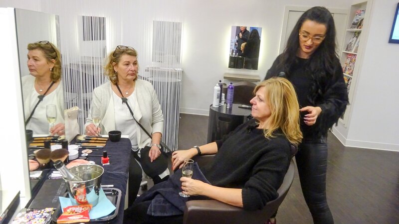 V.l.: Shoppingbegleitung Sylvia, Kandidatin Sandra, Frisörin – Bild: MG RTL D /​ Constantin Ent.