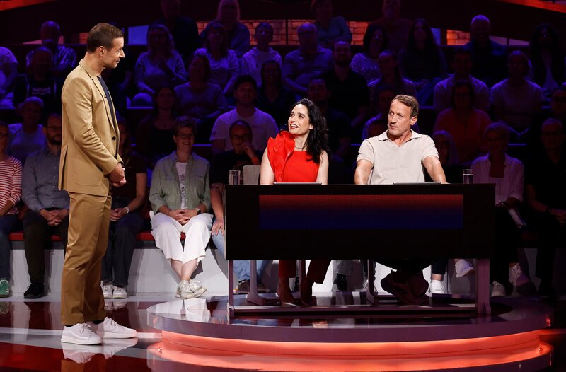 Moderator Kai Pflaume (l.) mit Rateteam-Kapitän Wotan Wilke Möhring (r.) und der Dermatologin und Autorin Dr. Yael Adler (2.v.r.). – Bild: ARD/​NDR/​UFA SHOW & FACTUAL/​Morris Mac Matzen