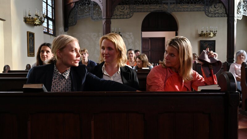Nachforschungen der besonderen Art: Sybille (Susanna Simon, l.), Yvonne (Winnie Böwe, M.) und Katharina (Valerie Niehaus, r.) treffen sich beim Gottesdienst. – Bild: ZDF und Christiane Pausch