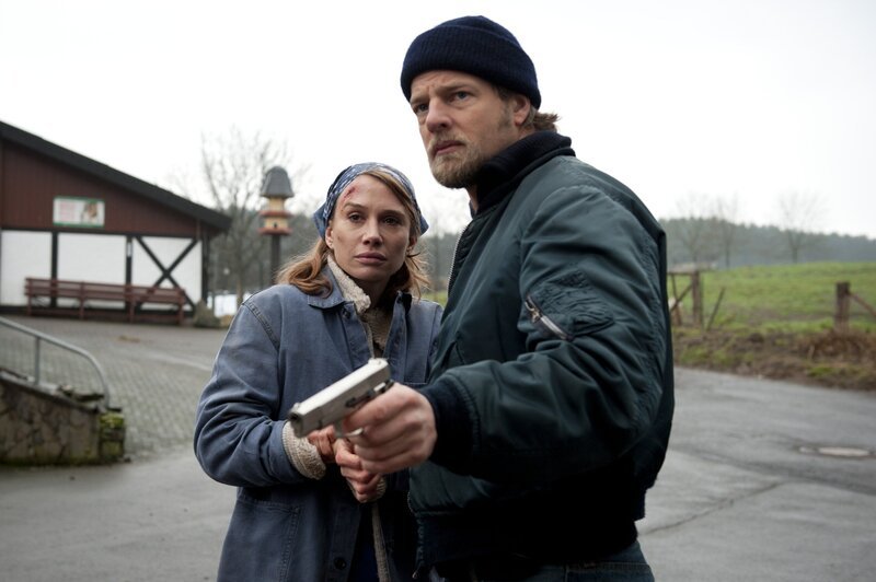 Während Andreas fest davon überzeugt ist, dass Silke Reiss (Nadeshda Brennicke, l.) etwas mit dem Mord an dem Biobauern zu tun hat, glaubt Mick (Henning Baum, r.) an ihre Amnesie und Unschuld. Ein Fehler? – Bild: SAT.1 /​ Martin Rottenkolber