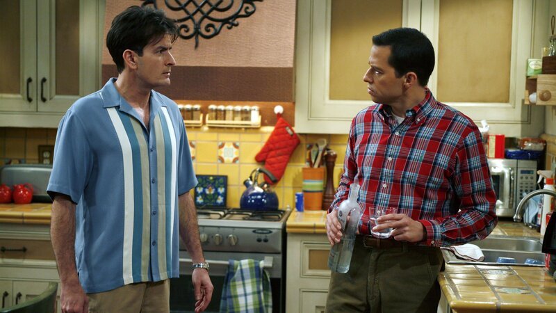 L-R: Alan Harper (Jon Cryer) und Charlie Harper (Charlie Sheen) – Bild: Warner Brothers Entertainment Inc.