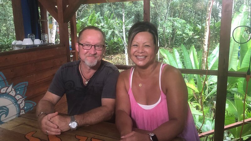 Clients Anne and Wil Borgstrom pose at Surfbreak at Paunch in Bocas del Toro, as seen on HGTV’s Caribbean Life. – Bild: HGTV /​ Scripps /​ Scripps Networks, LLC.