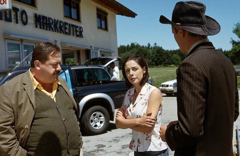 Die Kommissare Hofer (Josef Hannesschläger, l.) und Satori (Markus Böker) stellen fest, dass die Freundin des Toten, Sabine Peschel (Sabrina White) zwei Probleme hat: kein Alibi und ein Motiv. – Bild: ORF/​Christian A. Rieger