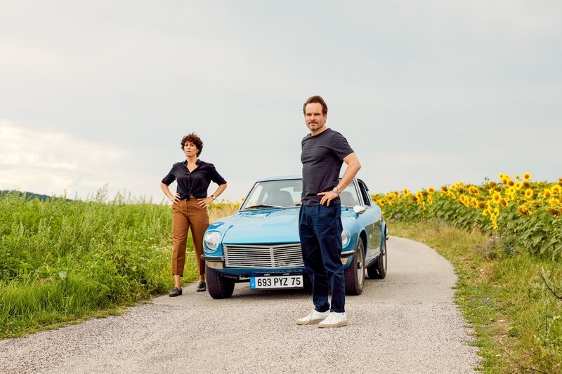 Jasmin Gerat (Inès Lemarchal), Wanja Mues (Etienne Lemarchal). – Bild: ORF/​MR Film/​Hubert Mican