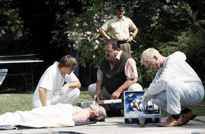 Franz Pichls (Karl Knaup) Tod im Swimming-Pool gibt Kriminalkommissar Hofer (Joseph Hannesschläger, mi) und der Spurensicherung erste Rätsel auf. – Bild: ORF/​Christian A. Rieger