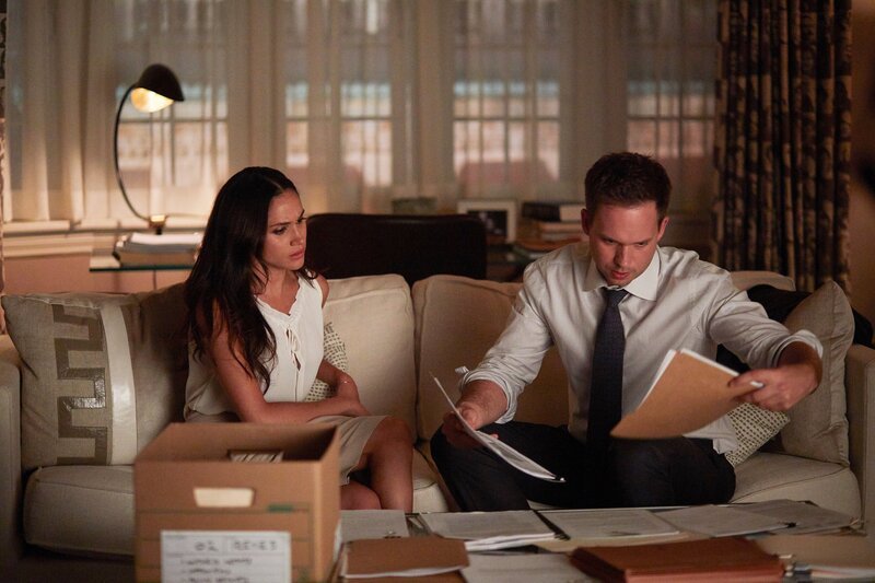 Mike (Patrick J. Adams) bemüht sich, den Fall zum Erfolg zu führen, der einen Interessenkonflikt mit der Kanzlei darstellt, da er den Fall ursprünglich pro bono bearbeitet. Dabei wird er von Rachel (Meghan Markle) unterstützt. – Bild: USA Network /​ ZDF