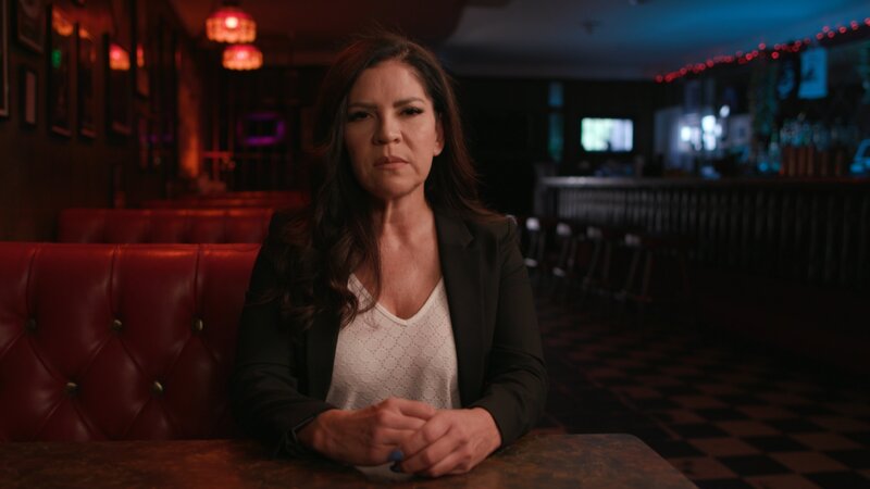 Lynette Salazar at a bar during her sit down interview. – Bild: ID /​ Discover Images /​ Warner Bros. Discovery, Inc.