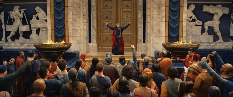 Kanzler Pharazôn (Trystan Gravelle) spricht zu den Einwohnern von Númenor, unter denen sich Widerstand gegen die Elbin Galadriel regt. – Bild: Amazon Content Services /​ ZDF