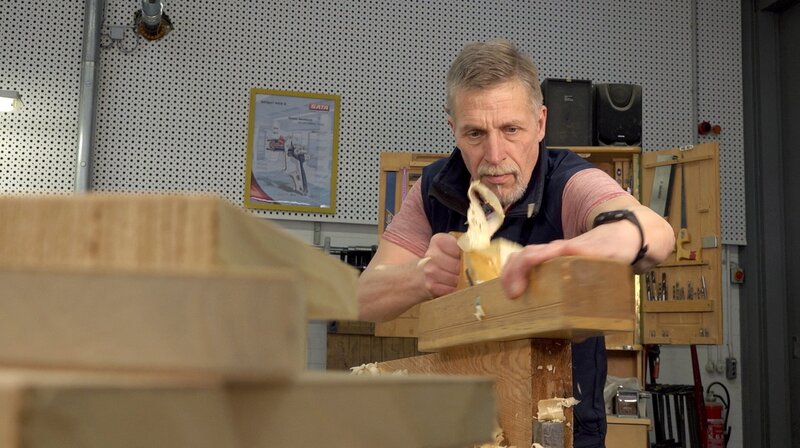 HOGRÄFER & BINKENSTEIN – EINE BAUSTELLE FÜRS LEBEN, mit Ulf Hogräfer und Sabine Binkenstein. Baufuchs und Handwerker Ulf Hogräfer. – Bild: WDR /​ WDR Kommunikation/​Redaktion Bild