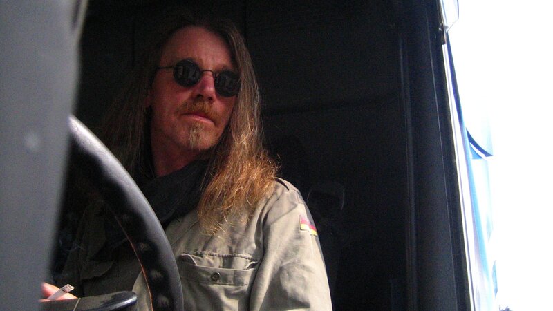 Uwe is hauling deep-frozen foods to Bavaria. And that means he has to constantly keep an eye on the temperature in his fridge trailer. – Bild: Discovery Communications