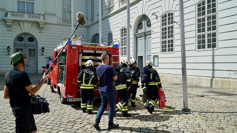 Drehteam im Einsatz während einer Feuerwehrübung der Hofburg Betriebsfeuerwehr während ServusTV's Hoagascht „Die Wiener Hofburg". – Bild: ServusTV / Degn Film / Barbara Meikl Drehteam im Einsatz während einer Feuerwehrübung der Hofburg Betriebsfeuerwehr während ServusTV's Hoagascht „Die Wiener Hofburg". – Bild: ServusTV / Degn Film / Barbara Meikl
