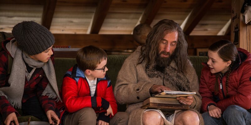 Kip, Anna und Elmer haben Ötzi wieder zum Leben erweckt (von li nach re: Diego Delpiano, Judah Cousin, Michael Smiley, Amelia Bradley). – Bild: ORF/​Betafilm/​Federico Vagliati