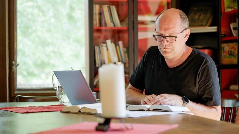 Die erste Folge des neuen ORF-Formats „kreuz und quer – Nah dran“ portraitiert den 50-Jährigen auf seinem Weg der Auseinandersetzung mit dem Amoklauf. – Bild: ORF/​Gollackner&Schmid OG/​Wout Kichler