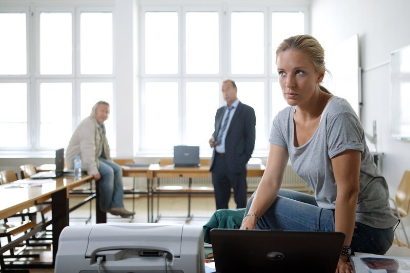 Revierinspektorin Penny Lanz (Lilian Klebow, r.), ihr Kollege Oberstleutnant Helmuth Nowak (Gregor Seberg, l.) und Oberst Otto Dirnberger (Dietrich Siegl, M.) vermuten, dass es in der Polizeiakademie nicht mit rechten Dingen zugeht. – Bild: ORF/​SATEL-Film/​Petro Domenigg