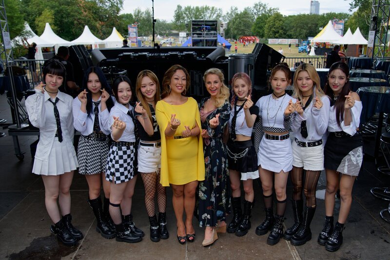 Silvia Schneider mit der K-Pop Band Lightsum. – Bild: ORF/​Silvia Schneider GmbH/​Juraj Melicher