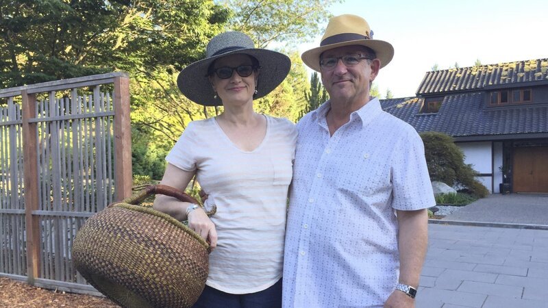 Clients Robert Horsch and Victoria Barr pear picking at the orchards on Vashon Island, Washington, as seen on Island Life. – Bild: Discovery, Inc.
