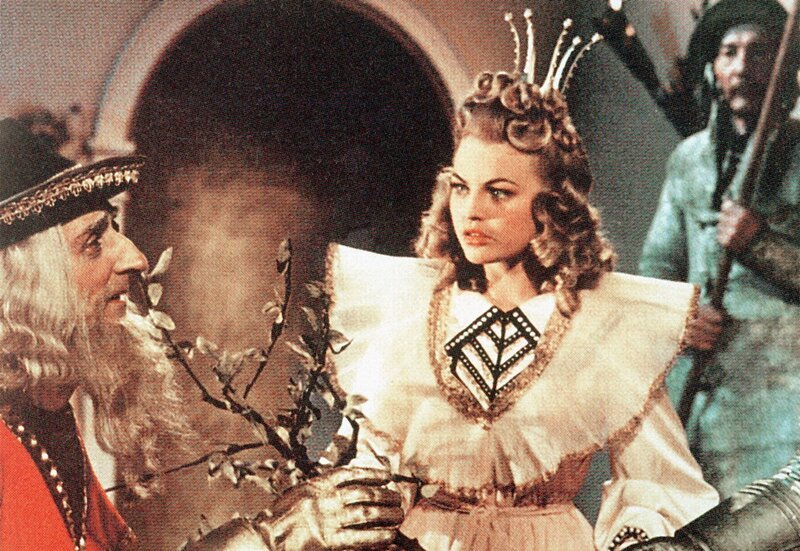 Ein singendes, klingendes Bäumchen verlangt Prinzessin Tausendschön (Christel Bodenstein) von ihrem Freier. Der junge Prinz gerät bei der Suche nach dem Wunderbäumchen in die Gewalt eines bösen Zwerges. Als Bär verzaubert entführt er Tausendschön aus ihrem Palast. – Bild: MDR/Progress Filmverleih Ein singendes, klingendes Bäumchen verlangt Prinzessin Tausendschön (Christel Bodenstein) von ihrem Freier. Der junge Prinz gerät bei der Suche nach dem Wunderbäumchen in die Gewalt eines bösen Zwerges. Als Bär verzaubert entführt er Tausendschön aus ihrem Palast. – Bild: MDR/Progress Filmverleih