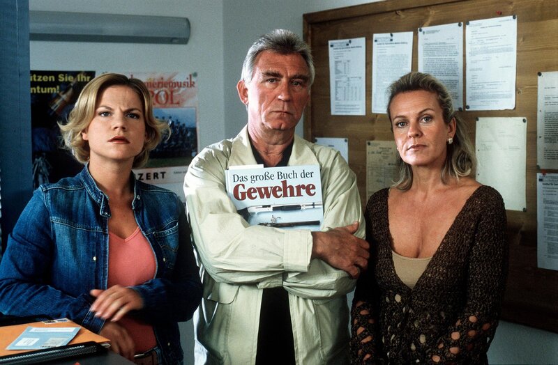 Immer dramatischer entwickelt sich die Familienfehde zwischen der Großindustriellen-Familie Walter und dem alteingesessenen Adelsgeschlecht von Tratzberg. Während Karin und Andreas auf der Suche nach dem Mörder von Michelle Walter noch kaum Fortschritte erzielt haben, wurde Karin bei einem Schussattentat verletzt und Billy von Tratzberg entführt. Bei Gräfin Tratzberg tauchen Videos auf, die den jungen Mann in einem offenkundig unterirdischen Raum eingemauert zeigen. Für die SOKO beginnt ein Wettlauf mit der Zeit, denn wenn es der Polizei nicht bald gelingt, das Versteck zu finden, dann wird der entführte Billy in seinem Verließ elendiglich ersticken. Im Bild (v.li.): Kristina Sprenger (Karin Kofler), Heinz Marecek (Hannes Kofler), Andrea L’Arronge (Gräfin Schönberg). – Bild: ORF/​Laurent Trümper