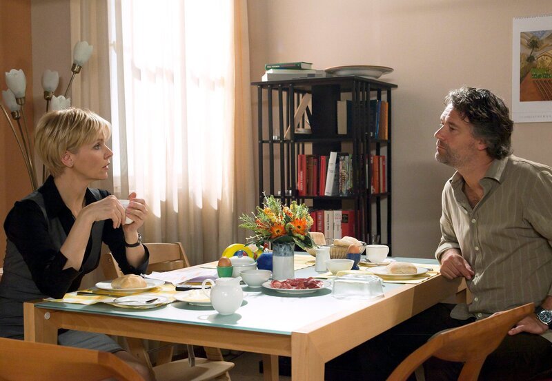 Dr. Kathrin Globisch (Andrea Kathrin Loewig) hat eher widerwillig, auf Wunsch ihrer Mutter, für ein paar Tage den Entwicklungshelfer Tobias Wagner (Gian Rupf) bei sich einquartiert. – Bild: MDR/​Krajewsky