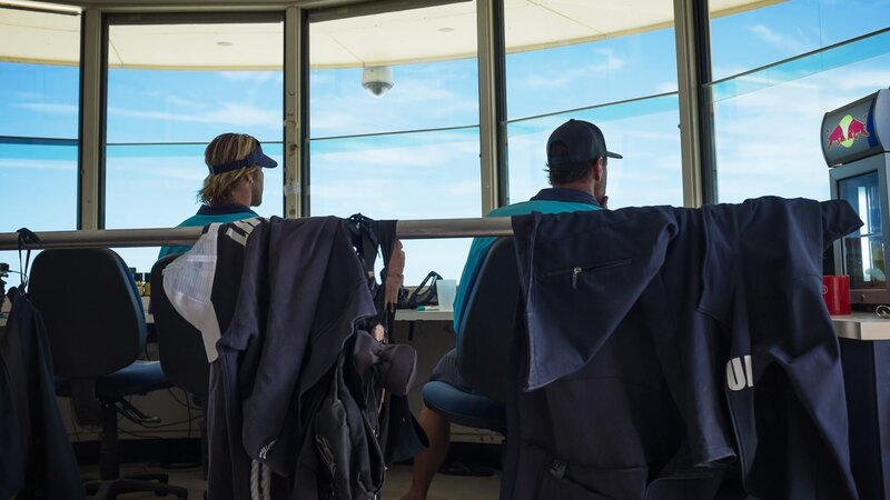 Two lifeguar. – Bild: Warner Bros. Discovery