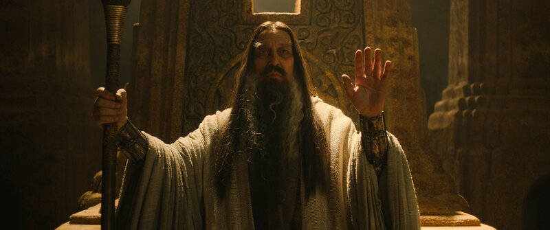 Der dunkle Zauberer (Ciarán Hinds) ist auf der Suche nach dem Fremden. – Bild: ZDF und Amazon Content Services LLC