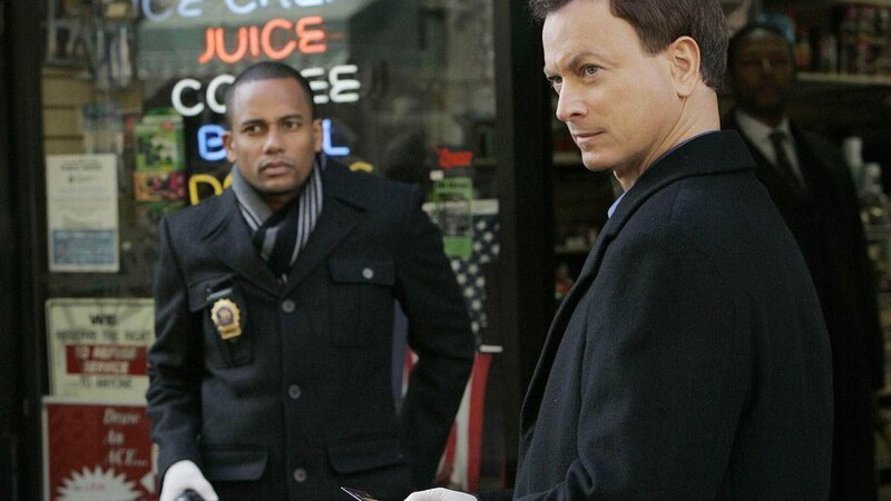 Am Tatort stellen Dr. Sheldon Hawkes (Hill Harper, li.) und Detective Mac Taylor (Gary Sinise) fest, dass mit der Mordwaffe kurze Zeit zuvor bereits ein anderes Opfer getötet wurde. – Bild: MG RTL D /​ CBS