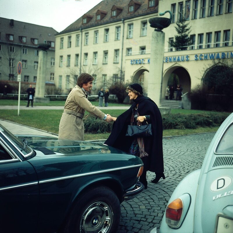 Im Auftrag seines Chefs hat Erwin Klein es übernommen, die Hotel-Sekretärin Frau Gutmann zu beschützen, denn der Kommissar glaubt, dass man sie bedroht (Elmar Wepper, Maria Schell). – Bild: ZDF und Neue Münchner Filmprod.