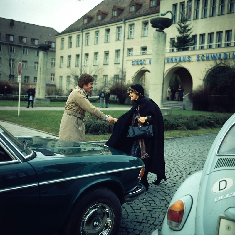 Im Auftrag seines Chefs hat Erwin Klein es übernommen, die Hotel-Sekretärin Frau Gutmann zu beschützen, denn der Kommissar glaubt, dass man sie bedroht (Elmar Wepper, Maria Schell). – Bild: ZDF und Neue Münchner Filmprod.