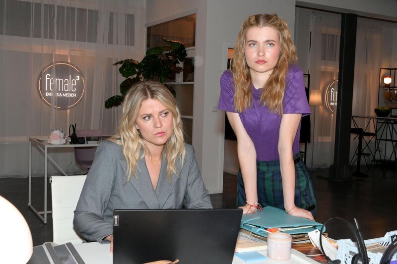 Johanna (Charlott Reschke, r.) kann ihre Eifersucht vor Alicia (Josefin Bressel) nicht verbergen. – Bild: RTL /​ Rolf Baumgartner /​ Unter Druck