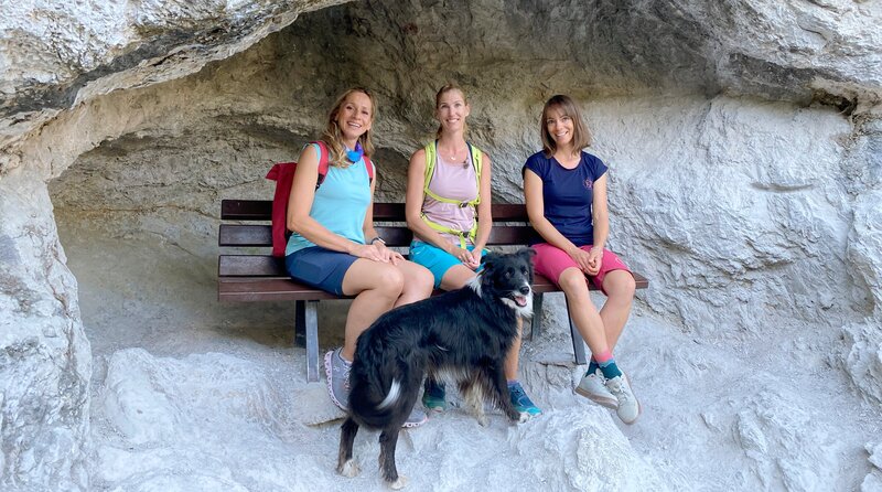 Tamina Kallert (l) und Helena Plath (M) werden von Silvia Mai und ihrem Hund durch die Rosengartenschlucht geführt. – Bild: WDR/​Michael Wieseler