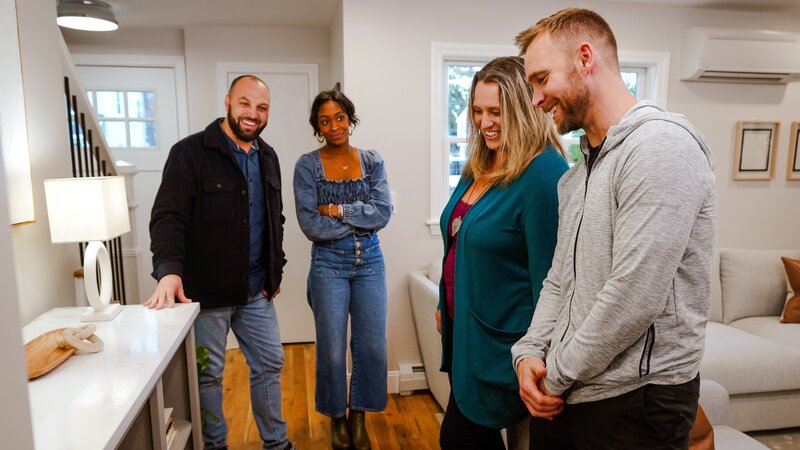 A reveal photo of the living room – Bild: Warner Bros. Discovery, Inc.