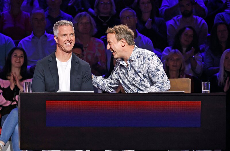 Rateteam-Kapitän Wotan Wilke Möhring (r.) mit Formel-1-Kommentator und ehemaligem F1- und DTM-Rennfahrer Ralf Schumacher (l.). – Bild: ARD/​NDR/​UFA SHOW & FACTUAL/​Morris Mac Matzen