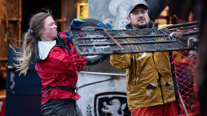 Saga crew Shyanne and Joe prepping pot. – Bild: Warner Bros. Discovery, Inc. or its subsidiaries and affiliates.