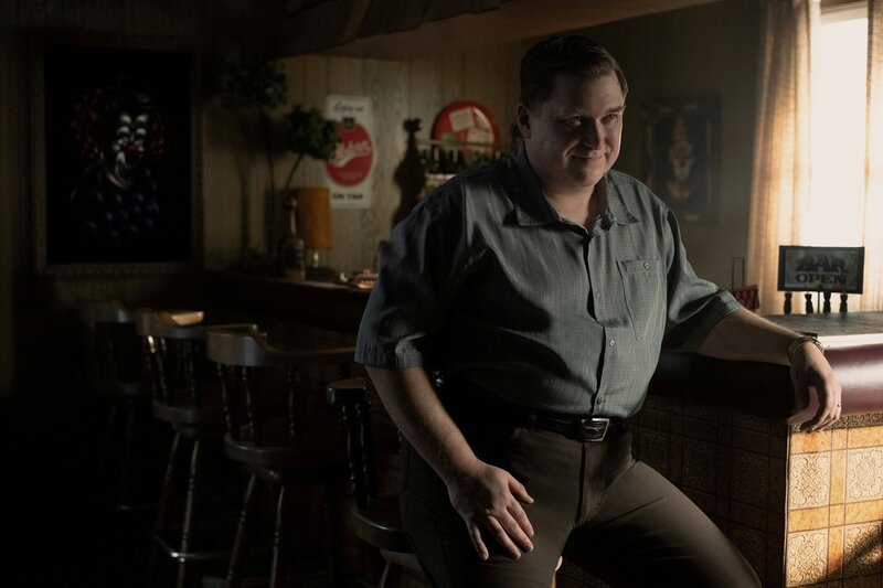 John Wayne Gacy (Michael Chernus) – Bild: PEACOCK /​ UNIVERSAL /​ Universal Content Productions, LLC.