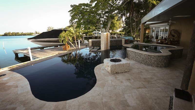 Terry und Cynthia Pankiw können von ihrer Terrasse aus Seekühe und Delfine beobachten. Das Ehepaar lebt auf einem herrlichen Grundstück an der Westküste Floridas. Der Poolbereich im Garten ist jedoch veraltet und muss dringend erneuert werden. Deshalb rufen die beiden das Team von „Lucas Lagoons“ zu Hilfe. Die Profi-Handwerker bauen für ihre Kundschaft ein Wellness-Paradies mit diversen technischen Extras. Dort kann man nicht nur die Seele baumeln lassen, sondern auch zünftige Partys feiern. – Bild: HGTV
