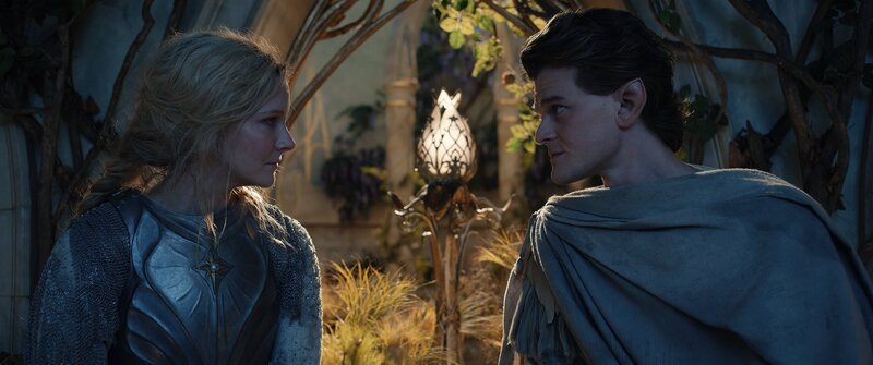 Galadriel (Morfydd Clark, l.) und Elrond (Robert Aramayo, r.) treffen sich in Eregion wieder. – Bild: Amazon Content Services LLC /​ ZDF